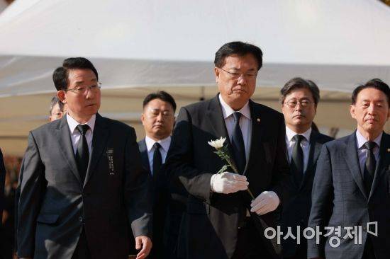 정진석 국민의힘 비상대책위원장을 비롯한 국민의힘 관계자들이 지난달 31일 오전 서울광장 합동분향소를 찾아 이태원 참사 희생자들을 조문하고 있다./강진형 기자aymsdream@