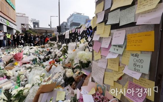 1일 서울 용산구 이태원역 1번 출구 앞 참사 추모 공간에 시민들이 놓고 간 추모의 꽃과 메시지가 놓여 있다./김현민 기자 kimhyun81@