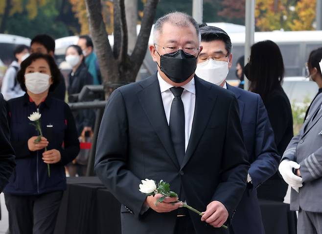 정의선 현대차그룹 회장이 1일 오전 서울광장에 마련된 이태원 사고 사망자 합동분향소를 찾아, 헌화하기 위해 이동하고 있다. /뉴스1