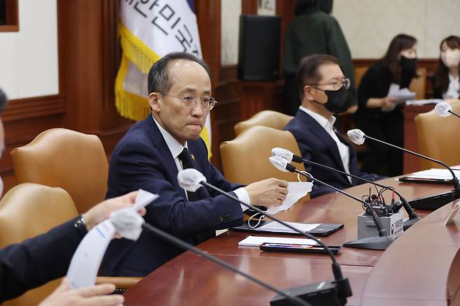 추경호 경제부총리 겸 기획재정부 장관이 1일 정부서울청사에서 열린 비상경제장관회의에 참석해 있다. /연합뉴스