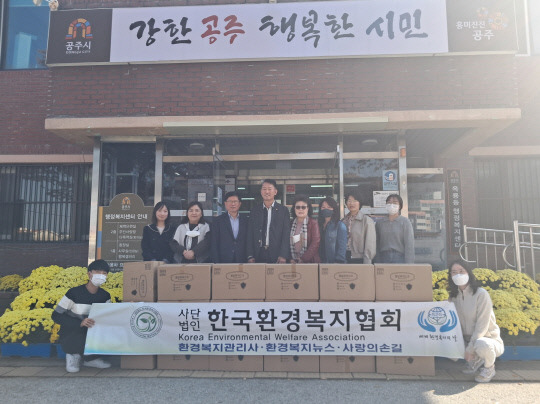 공주시 옥룡동(동장 최학현)은 한국환경복지협회에서 코로나19 감염 예방과 지역 내 확산을 막기 위해 마스크 3만 장을 기탁해 지역사회 귀감이 되고 있다. 사진=옥룔동 제공