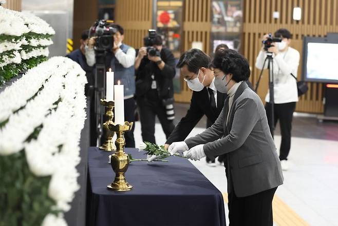 김동연 경기도지사와 부인 정우영 여사가 분향소에서 헌화하고 있다. ⓒ경기도