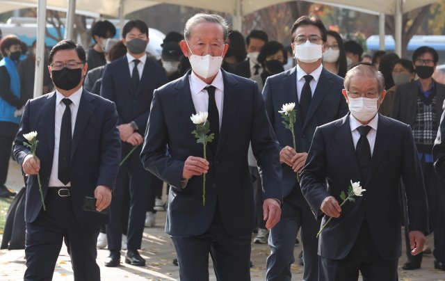 허창수 전국경제연연합회 회장(가운데)이 1일 서울광장에 마련된 이태원 사고 사망자 합동분향소를 찾아 조문하고 있다.  뉴시스