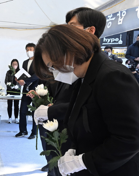 박희영 용산구청장이 지난달 31일 오전 서울 용산구 녹사평역광장에 설치된 이태원 사고 사망자 합동분향소에서 헌화 후 묵념하고 있다. <공동취재>