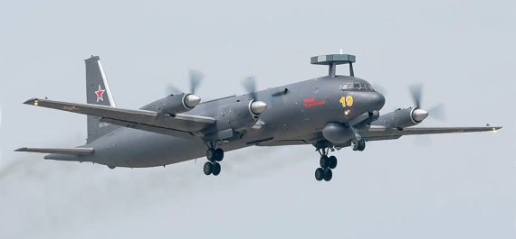 IL-38은 구소련 해군의 해상 초계기로 사용하기 위해 4발 터보프롭 일류신 여객기 IL-18을 바탕으로 개발. 구소련 해군이 운용했고 현재도 러시아 해군이 운용하는 대잠초계기다. 1967년 9월~1972년까지 생산 되었으나 생산량은 수출물량까지 60여대에 불과했다. 8대의 항공기가 러시아 해군에 인도됐다. 현대화된 대잠수함이 러시아의 태평양 함대와 북부 함대에서 운용에 들어갔다. ⦁승무원: 7~8 ⦁길이: 40.185m(131피트 10인치) ⦁날개 길이: 37.4m(122피트 8인치) ⦁높이: 10.17m(33피트 4인치) ⦁날개 면적: 140m2(1500제곱피트) ⦁공중량: 3만5500kg(7만8264파운드) ⦁최대 이륙 중량: 6만6000kg(14만5505파운드) ⦁동력: 4×Ivchencko/ Progress AI-20M 터보프롭 엔진, 각 3151kW(4225hp) ⦁성능 최대 속도: 645km/h(401mph, 348kn) ⦁페리 범위: 7500km(4700마일, 4000nmi) ⦁체공시간: 13시간 ⦁상승고도: 1만1000m(3만6000피트) ⦁상승률: 초당 5.33m(분당 1049피트) ⦁무장:폭뢰·지뢰·어뢰 및 폭탄을 포함 2만파운드(9000kg) 내장. 자료=러시아 해군