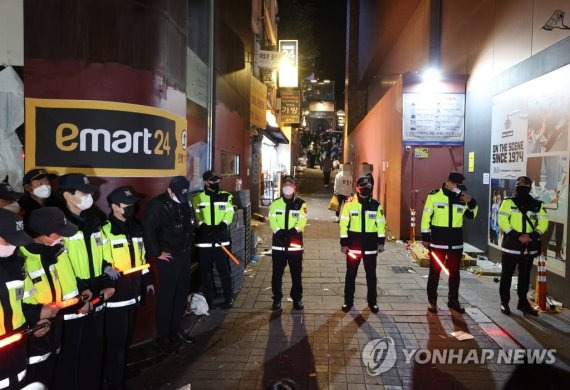 경찰이 지난달 30일 오전 서울 용산구 이태원 핼러윈 인명사고 현장을 통제하고 있다.연합뉴스