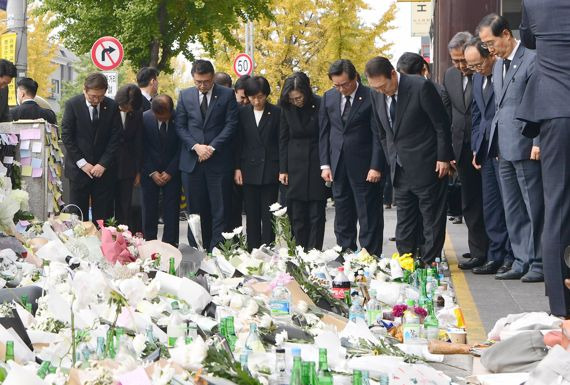 윤석열 대통령과 국무위원들이 1일 서울 용산구 이태원역 1번 출구 앞에 마련된 이태원 사고 희생자 추모 공간을 찾아 추모하고 있다.사진=박범준 기자