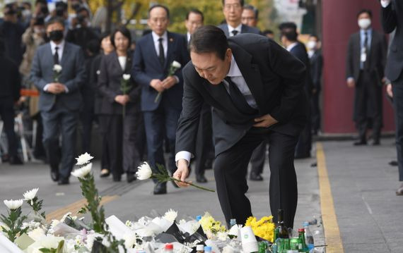 윤석열 대통령이 1일 서울 용산구 이태원역 1번 출구 앞에 마련된 이태원 사고 희생자 추모 공간을 방문해 헌화 하고 있다. 사진=박범준 기자