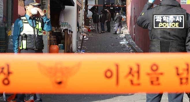 31일 오후 국립과학수사연구원 및 경찰 관계자 등이 서울 용산구 이태원 참사현장 에서 현장감식을 하고 있다. 공동취재사진/한겨레 신소영