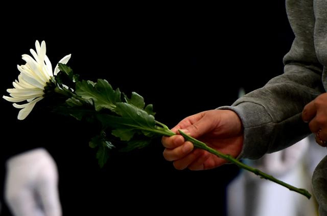 31일 오후 대구 달서구 두류공원 안병근올림픽기념유도관에 마련된 이태원 참사 사망자 합동분향소를 찾은 한 시민이 헌화하고 있다. 대구=뉴시스