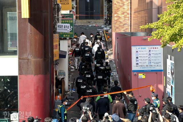 서울 이태원 압사 사고를 수사 중인 서울경찰청 수사본부와 국립과학수사연구원들이 31일 합동 감식을 위해 참사 현장으로 들어서고 있다. 홍인기 기자