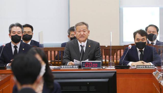 이상민 행정안전부 장관이 1일 서울 여의도 국회에서 열린 행정안전위원회 전체회의에서 이태원 참사 현안 보고에 앞서 자신의 발언에 대한 사과를 하고 있다. 뉴시스