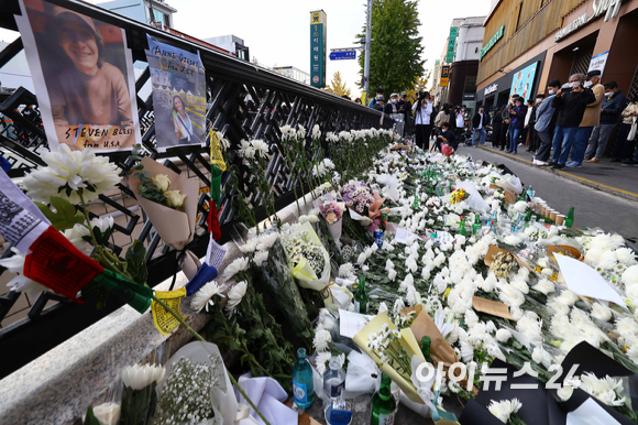 지난 31일 서울 용산구 이태원 압사사고 현장 부근에 마련된 추모공간에 미국인 희생자 2명의 사진이 붙어 있다. [사진=김성진 기자]