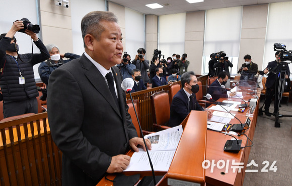 이상민 행정안전부 장관이 1일 오후 서울 여의도 국회에서 열린 행정안전위원회 전체회의에서 이태원 참사 상황 보고를 하고 있다. [사진=김성진 기자]