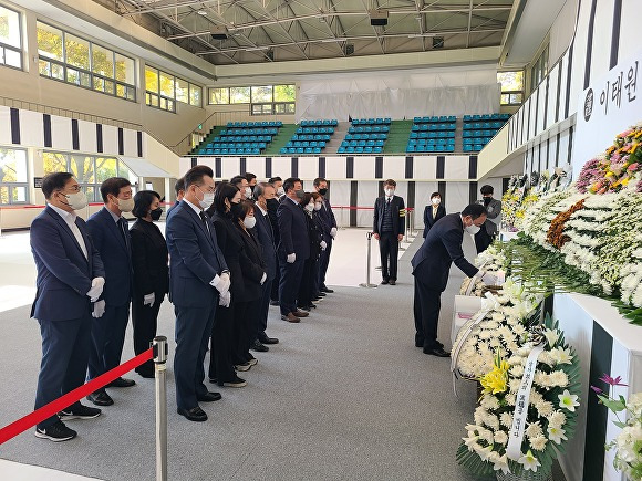 이만규 대구시의회 의장이 1일 합동분향소에서 헌화하고 있다. [사진=대구시의회]