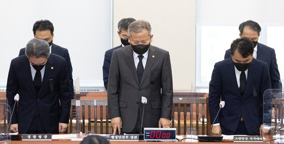 이상민 행정안전부 장관과 윤희근 경찰청장, 남화영 소방청장 직무대리 등이 1일 오후 서울 여의도 국회에서 열린 제400회 국회(정기회) 제7차 행정안전위원회 전체회의에서 이태원 사고 희생자들을 추모하며 묵념하고 있다. 뉴스1