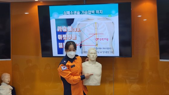 1일 대전시 서구 119시민체험센터에서 최경민 소방위가 대전문지중학교 학생들에게 CPR 방법을 설명하고 있다. 신진호 기자