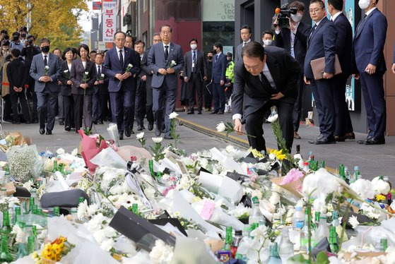 윤석열 대통령이 1일 서울 용산구 이태원역 1번 출구 앞에 마련된 이태원 참사 희생자 추모 공간을 찾아 국무위원들과 함께 헌화하고 있다 대통령실 사진기자단