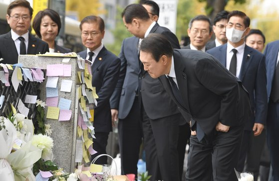 윤석열 대통령과 한덕수 국무총리 등 국무위원들이 1일 오전 서울 용산구 이태원역에 마련된 이태원 사고 사망자 추모 공간을 찾아 살펴보고 있다. 김경록 기자