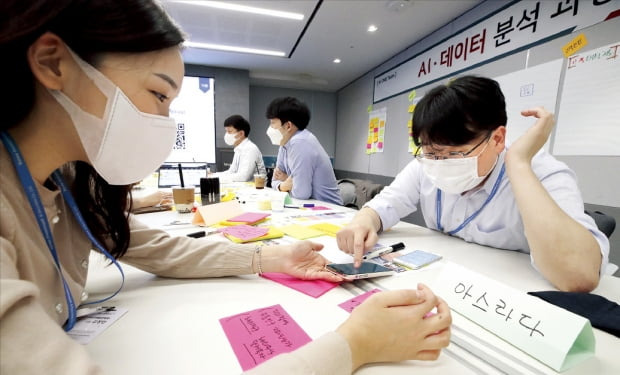 한국투자증권 직원들이 KT가 진행한 ‘기업실무형 AI(인공지능)·데이터 분석 과정’에서 증권사에 필요한 AI 과제를 발굴하는 수업을 받고 있다.    KT 제공