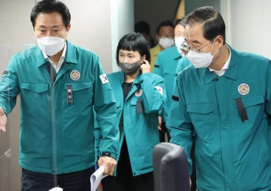 On the evening of October 30, Prime Minister Han Duck-soo (right) and Seoul Mayor Oh Se-hoon enter the situation room at Seoul City Hall to inspect the status following the crowd crush in Itaewon, Yongsan-gu on Halloween. Prime Minister Han is wearing a plain black ribbon, while Mayor Oh’s ribbon displays Chinese characters meaning condolences. Yonhap News