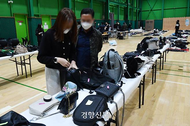 1일 오전 서울 용산구 원효로 다목적 실내체육관에 마련된 이태원 참사 유실물센터를 찾은 부상자가 유실물을 찾고 있다./사진공동취재단