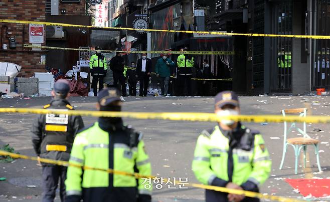 전날밤 대규모 압사 사고가 발생한 서울 용산구 이태원 현장 바로 뒷 골목인 이태원세계음식문화거리에서 경찰이 경계 근무를 서고 있다. 김창길기자