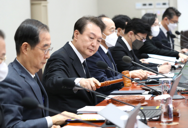 윤석열 대통령이 1일 서울 용산 대통령실 청사에서 열린 국무회의에서 개회 선언을 하고 있다. 대통령실통신사진기자단