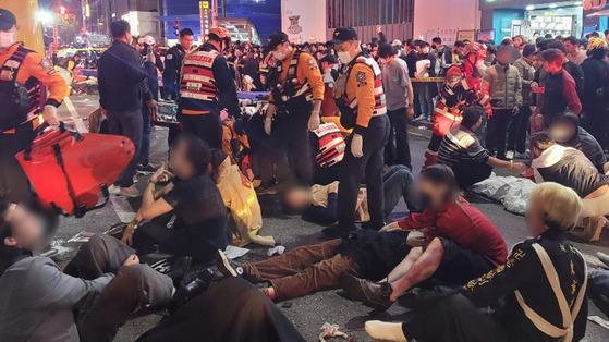 People are treated on the street by emergency services. [KIM NAM-YOUNG]