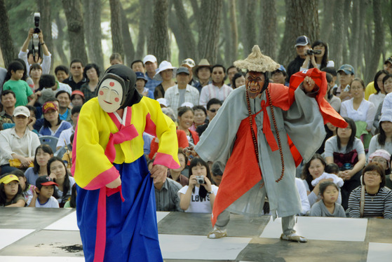 Hahoe Byeolsin Mask Dance Performance is one type of talchum originating from a village in Andong, North Gyeongsang. [CULTURAL HERITAGE ADMINISTRATION]