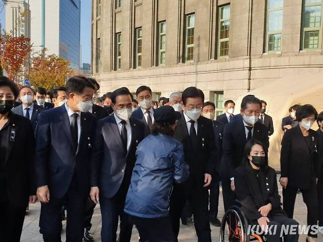 1일 서울광장 합동분향소를 찾은 이재명 더불어민주당 대표의 손을 한 시민이 잡고 있다.&nbsp; &nbsp;사진=안소현 기자