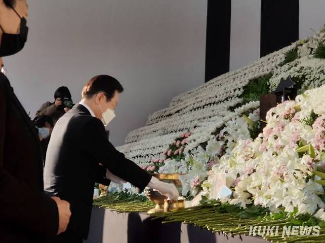 1일 서울광장 합동분향소에서 헌화 꽃을 내려놓는 이재명 더불어민주당 대표.&nbsp; &nbsp;사진=안소현 기자