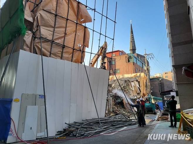 1일 오후 공사 현장 관계자들이 일부 붕괴됐던 건물을 정리 중이다. 사진=최은희 기자