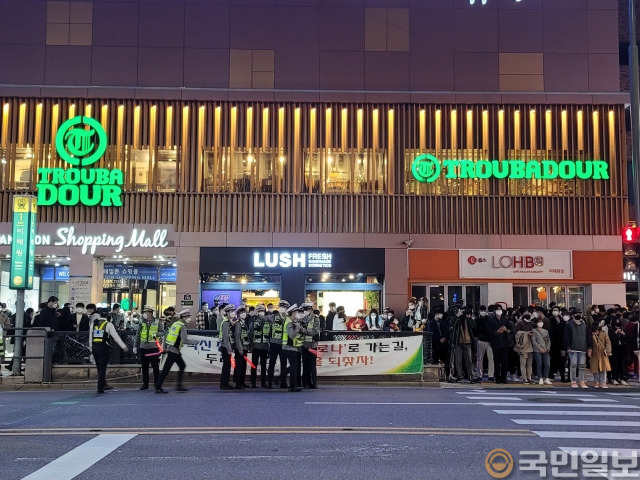 이태원 참사 사고 지점 앞 대로변에서 지난해 핼러윈 당시 촬영된 사진. 경찰들이 교통통제를 하고 있다. 독자제공