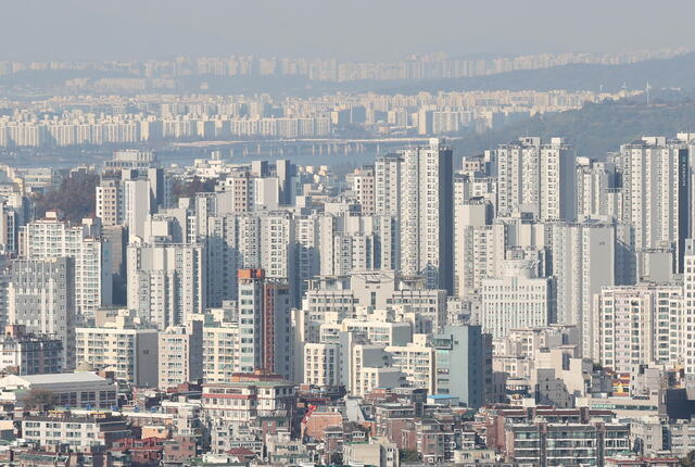 서울 남산에서 바라본 아파트 단지의 모습. 연합뉴스