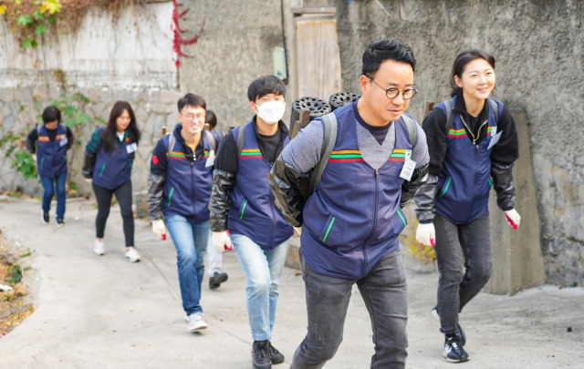 1일 오전 서울 노원구 백사마을에서 세븐일레븐 경영주 봉사단체 나눔봉사단과 임직원 40여명이 ‘사랑의 연탄 나눔 봉사’를 진행하고 있다. 세븐일레븐 제공