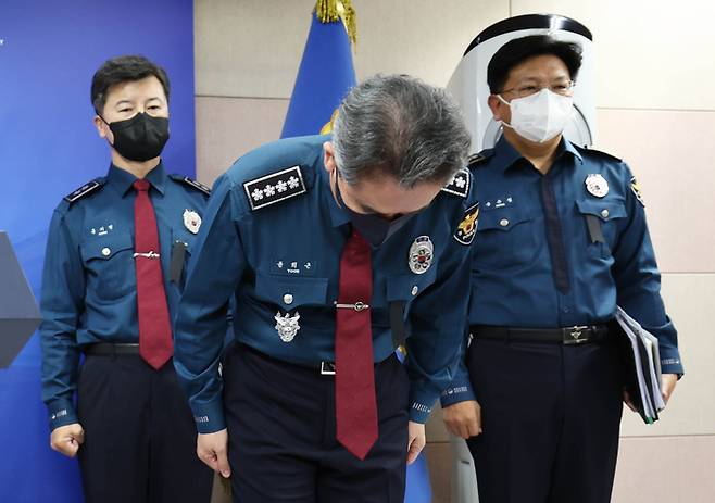 고개 숙인 윤희근 경찰청장
윤희근 경찰청장이 1일 서울 서대문구 경찰청에서 ‘이태원 참사’와 관련해 대국민 사과를 하고 있다. <연합뉴스>