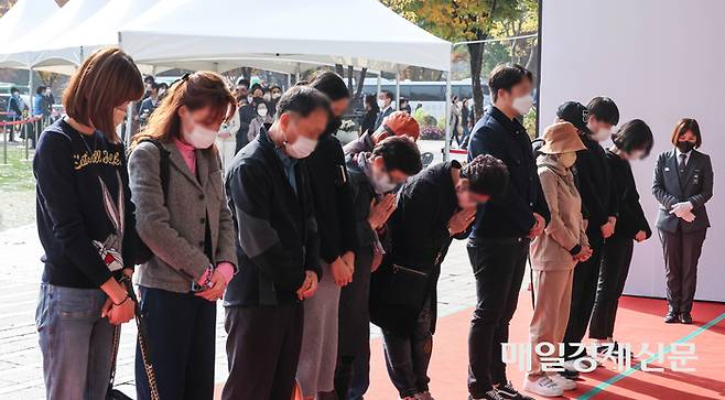 1일 오후 서울 중구 서울광장에 마련된 이태원 사고 사망자 합동분향소를 찾은 시민들이 희생자들을 추모하며 묵념하고 있다. 2022.11.01 [박형기기자]