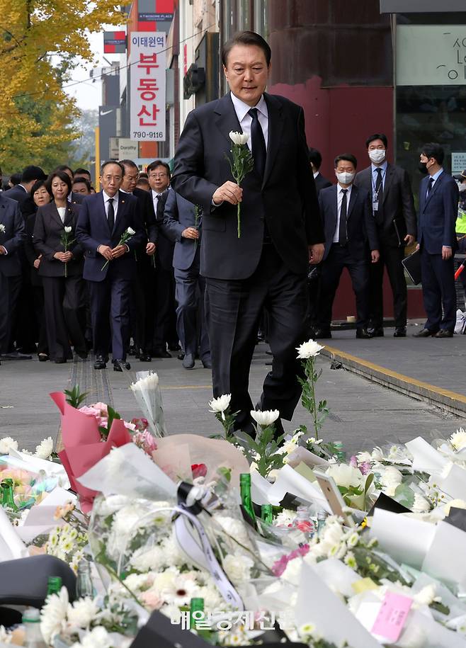 윤석열 대통령이 1일 서울 용산구 이태원역 1번 출구 앞에 마련된 이태원 참사 희생자 추모 공간을 찾아 국무위원들과 함께 헌화하고 있다. /2022.11.01./ [대통령실사진기자단 이승환기자]