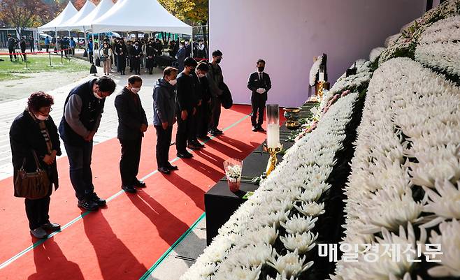 1일 오후 서울 중구 서울광장에 마련된 이태원 사고 사망자 합동분향소를 찾은 시민들이 희생자들을 추모하며 묵념하고 있다. 2022.11.01 [박형기기자]