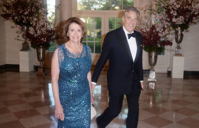 File photo dated April 28, 2015 of Nancy Pelosi, Democratic Leader and Paul Pelosi arrive for the State dinner at the White House in Washington, DC, USA. An intruder shouting “Where is Nancy?” attacked the husband of House Speaker Nancy Pelosi with a hammer at their San Francisco home early Friday morning October 28, 2022, a law-enforcement official said, a brutal incident that is stoking fears of politically motivated violence ahead of elections that will determine control of the House and Senate. Photo by Olivier Douliery/ABACAPRESS.COM /사진=로이터=뉴스1