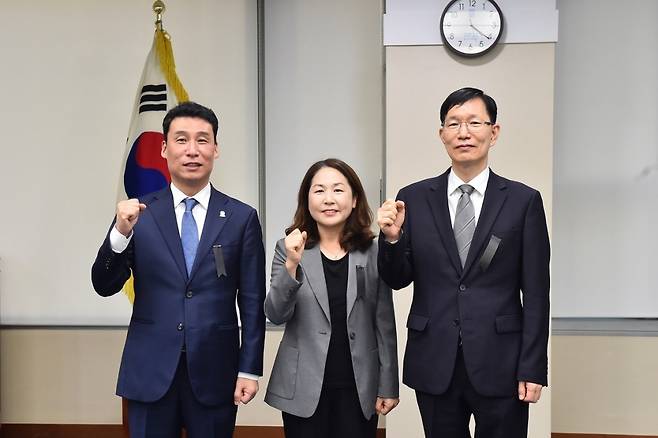 하종목 경남도 기획조정실장(왼쪽), 송경주 부산시 기획조정실장(가운데), 서남교 울산시 기획조정실장이  초광역 경제동맹 실무회의를 하고 기념촬영을 하고 있다./사진제공=부산시