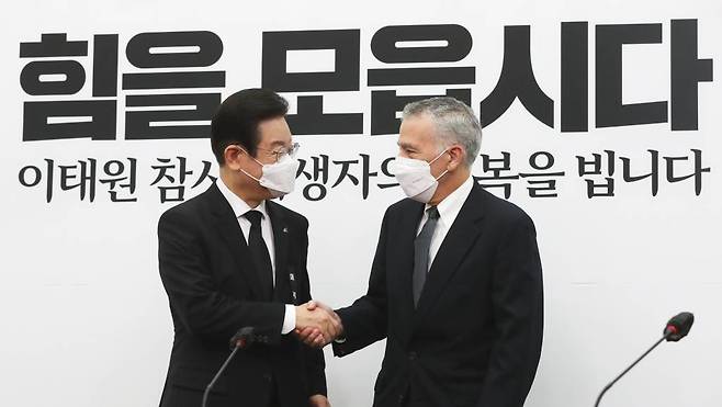 [서울=뉴시스] 최진석 기자 = 이재명 더불어민주당 대표가 1일 오전 서울 여의도 국회에서 필립 골드버그 주한미국대사를 접견하고 있다. 2022.11.01.