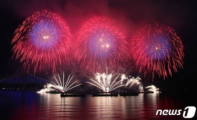 2019년 11월 2일 오후 부산 광안대교 일대에서 열린 '제15회 부산불꽃축제'에서 화려한 불꽃이 부산 밤바다를 수놓고 있다. /사진=뉴스1