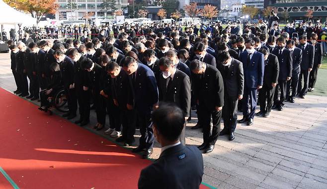 더불어민주당 이재명 대표와 박홍근 원내대표를 비롯한 의원들이 1일 오후 서울 중구 서울광장에 마련된 이태원 사고 사망자 합동분향소를 찾아 조문하고 있다. / 사진제공=뉴시스