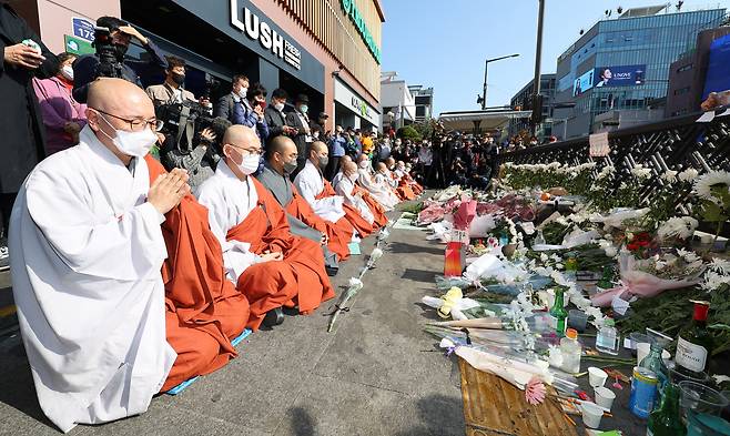 31일 오전 서울 용산구 지하철 6호선 이태원역 1번 출구 앞에 마련된 '핼러윈 인파' 압사 사고 희생자 추모 공간을 찾은 대한불교조계종 소속 스님들이 염불하고 있다. 연합뉴스