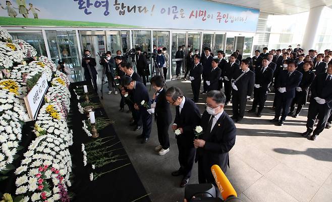 1일 오전 광주시청 시민의 숲에 마련된 이태원 참사 합동분향소에서 시청, 시의회, 교육청 공무원들이 헌화하고 있다. [연합]