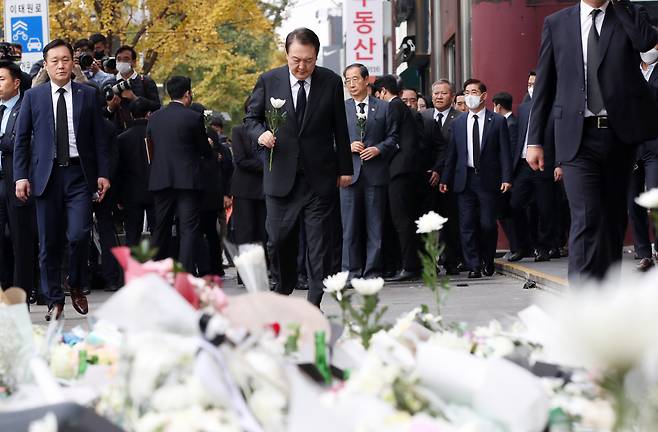 윤석열 대통령이 1일 서울 용산구 이태원역 1번 출구 앞 이태원 참사 추모 공간을 방문, 헌화하고 있다. 연합뉴스