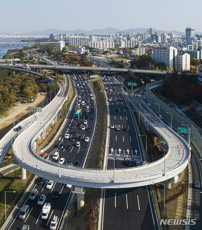 [서울=뉴시스] 권창회 기자 = 서울시가 올림픽대교 남단IC에 U턴 연결램프를 신설해 오늘 낮 12시부터 개통한다고 밝혔다. 새 램프를 이용하면 올림픽대교에서 내려와 올림픽대로 하남 방향으로 바로 진입할 수 있고, 올림픽대로 김포방향에서 유턴 램프를 타고 강동대로로 진입할 수 있다. 사진은 31일 오전 서울 올림픽대교 남단에 신설된 유턴 연결램프. 2022.10.31. kch0523@newsis.com