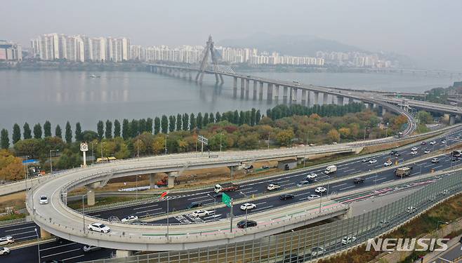 [서울=뉴시스] 권창회 기자 = 서울시가 올림픽대교 남단IC에 U턴 연결램프를 신설해 지난 달 31일부터 개통했다. 새 램프를 이용하면 올림픽대교에서 내려와 올림픽대로 하남 방향으로 바로 진입할 수 있고, 올림픽대로 김포방향에서 유턴 램프를 타고 강동대로로 진입할 수 있다. 사진은 1일 오전 서울 올림픽대교 남단에 신설된 유턴 연결램프에서 차량들이 다니는 모습. .2022.11.01. kch0523@newsis.com